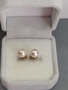 Vintage Avon 10mm Pearl Stud Earrings Classic Gold Tone Timeless Elegant Style